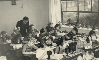 351702 Afbeelding van een klas van de Bilderdijkschool (Regentesselaan 70) te Maartensdijk, met linksachter onderwijzer ...